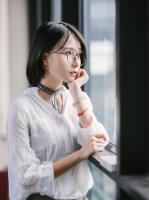 握花的手在風(fēng)中顫抖